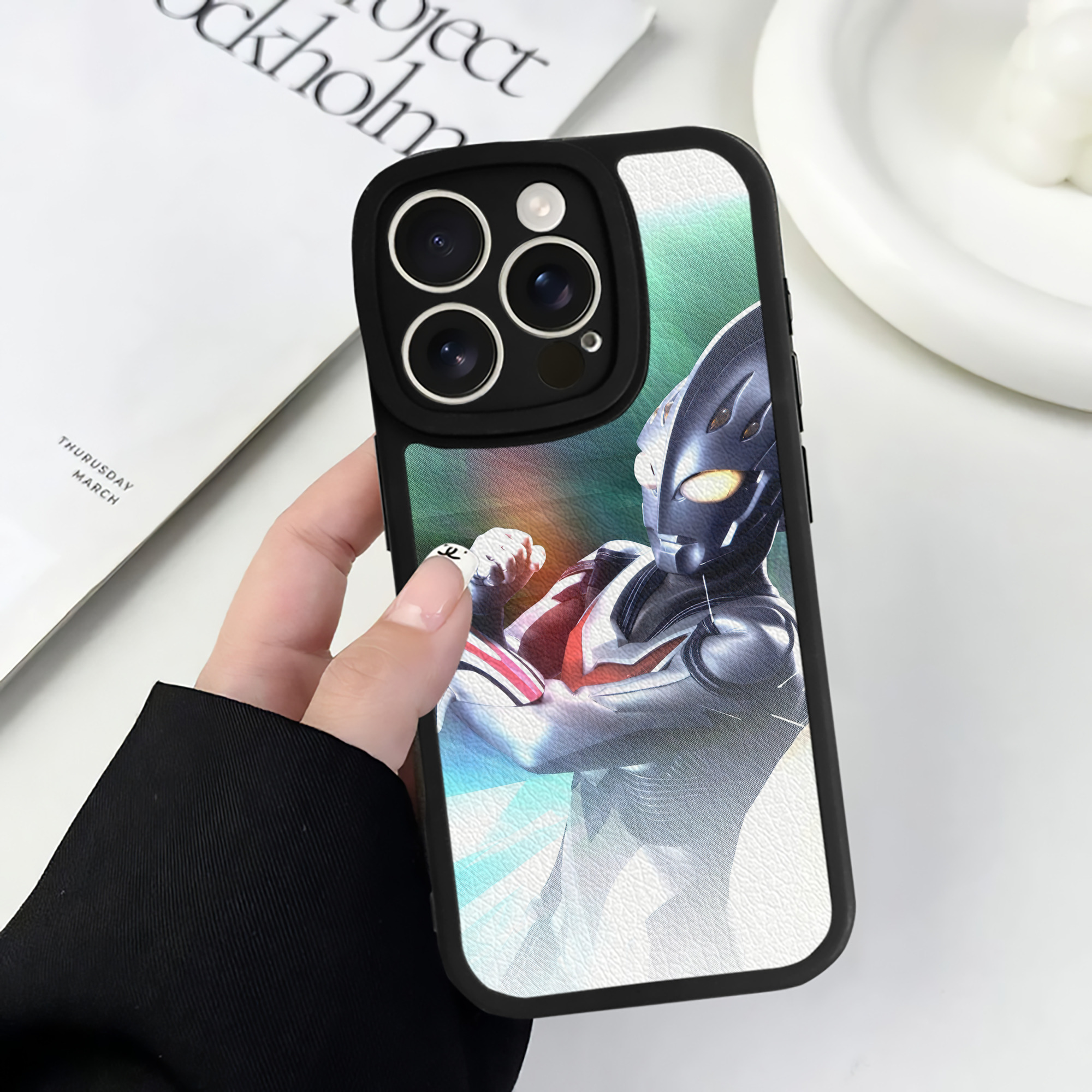 （画像用） ウルトラマン Ultraman 【iPhone 16シリーズ対応】シリコンスマホケース（レザー調） 材質：シリコン